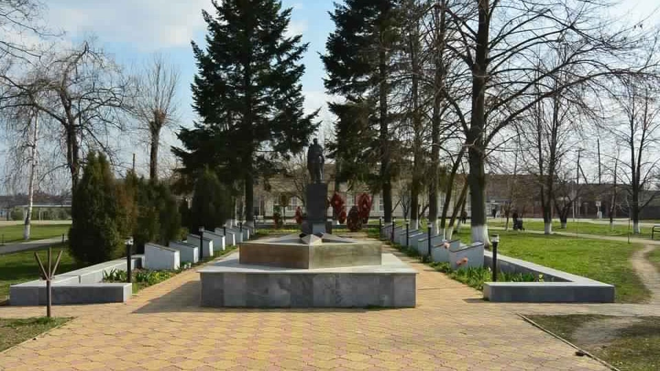 Памятник при въезде в Новотитаровской