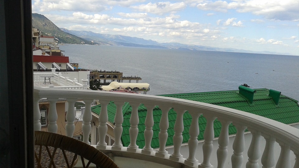 Вид на поселок Утес с балкона отеля