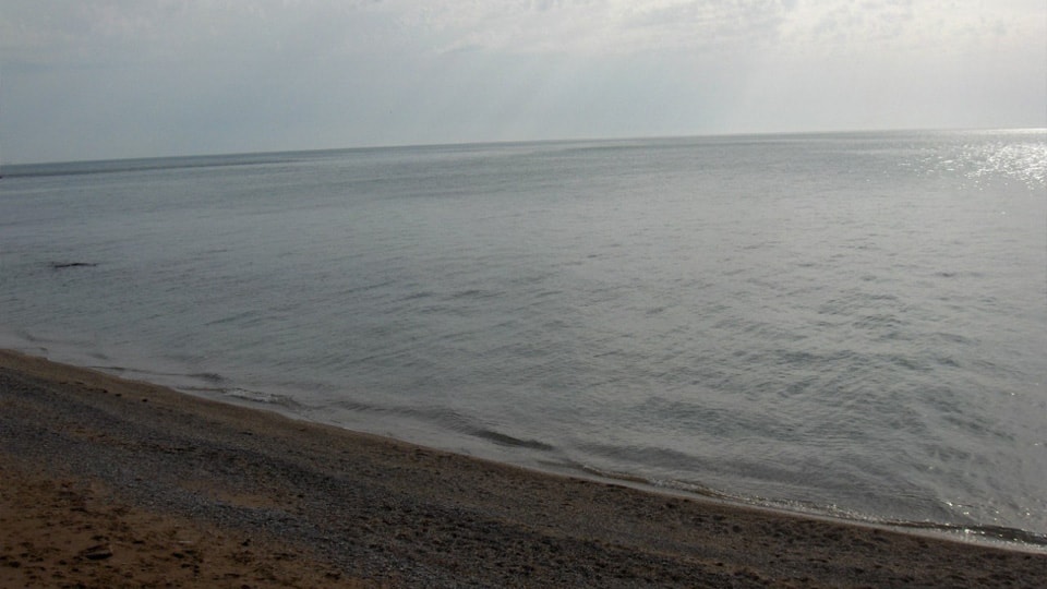Морской берег в поселке Кача