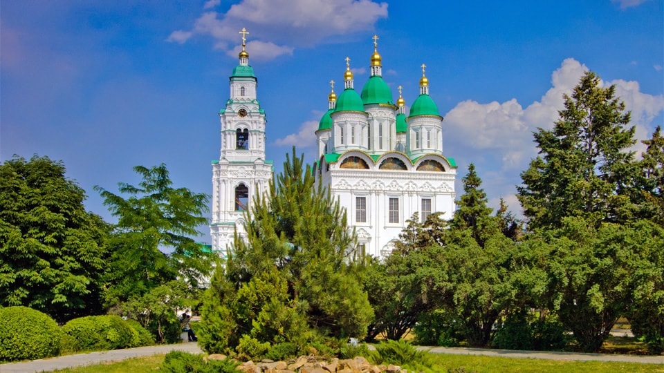 Вид на церковь в Астрахане