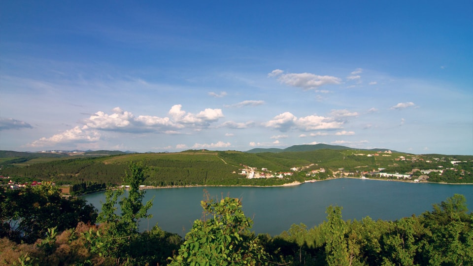 Вид на озеро в поселке Абрау-Дюрсо